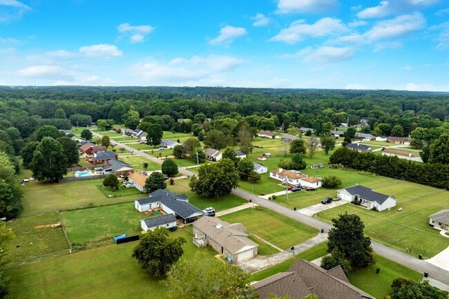 127 Westerbrook Dr in Toney, AL - Building Photo - Building Photo