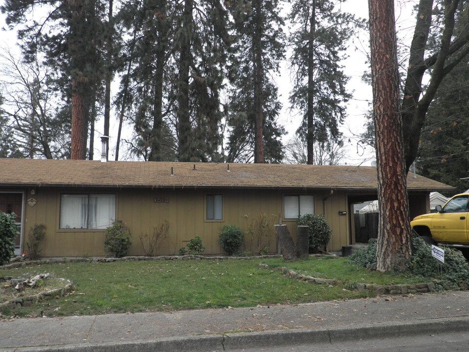 1510 SE K St in Grants Pass, OR - Foto de edificio