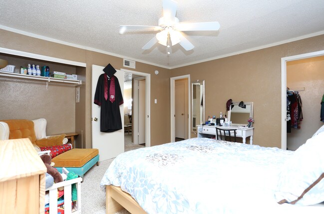 Dwell @ 1600 in College Station, TX - Building Photo - Interior Photo