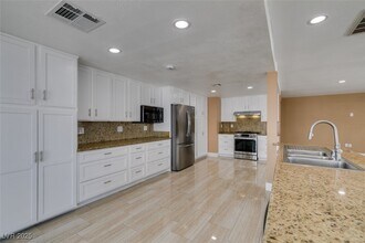 3966 Green Leaf Dr in Las Vegas, NV - Building Photo - Building Photo