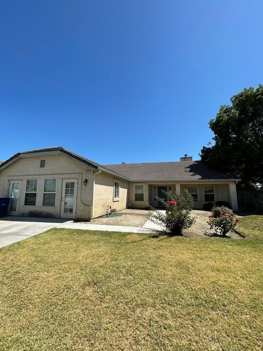 1425 Quail St in Los Banos, CA - Building Photo