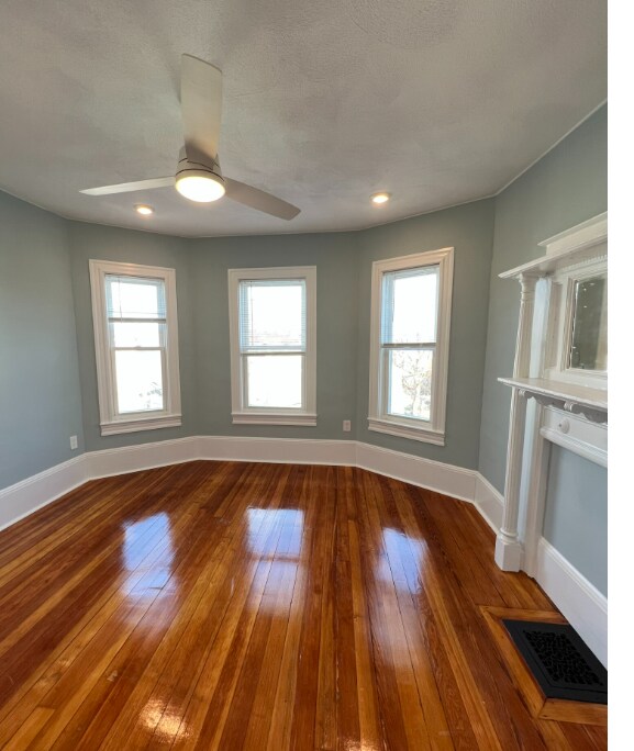 2 Mossland St, Unit 3 in Somerville, MA - Foto de edificio - Building Photo