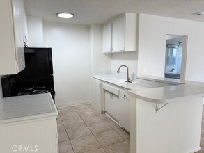 686 E Cottonwood Rd, Unit 10 in Palm Springs, CA - Building Photo - Building Photo