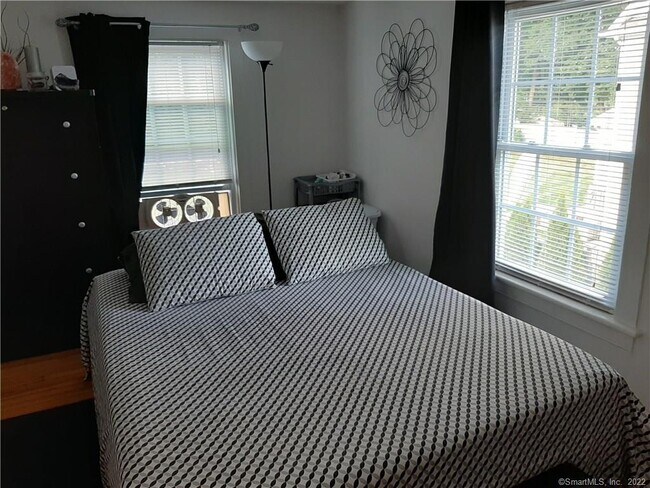 72 West Ave in Darien, CT - Building Photo - Building Photo