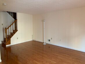 8 Pembrook Ave in North Brunswick, NJ - Building Photo - Building Photo