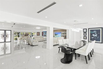 12401 SW 72nd Ave in Miami, FL - Foto de edificio - Building Photo