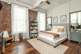 Crown Mill Village Lofts in Dalton, GA - Foto de edificio - Interior Photo