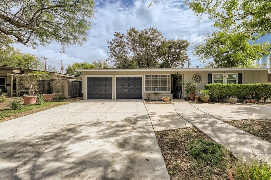 1016 Chevy Chase Dr in San Antonio, TX - Building Photo