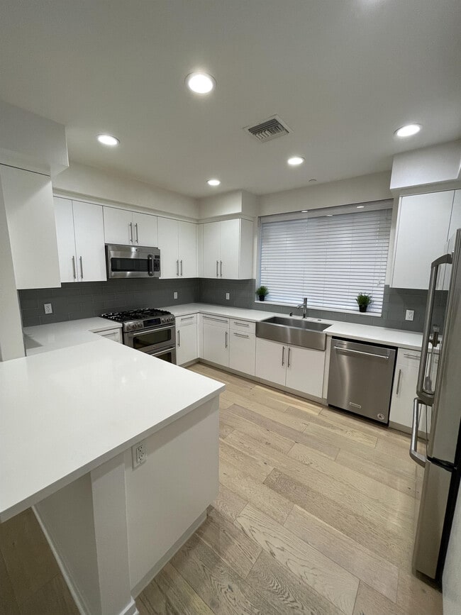 4240 Laurel Canyon Blvd in Los Angeles, CA - Building Photo - Building Photo