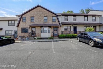 95 Village Green Way in Hazlet, NJ - Foto de edificio - Building Photo
