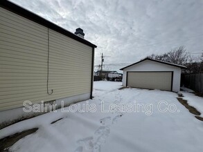 1075 Wycomb Dr in Florissant, MO - Building Photo - Building Photo