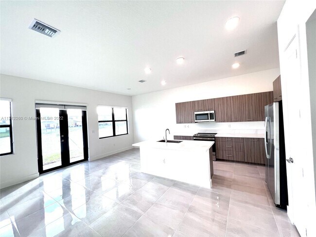 17406 SW 41st St in Miramar, FL - Building Photo - Building Photo