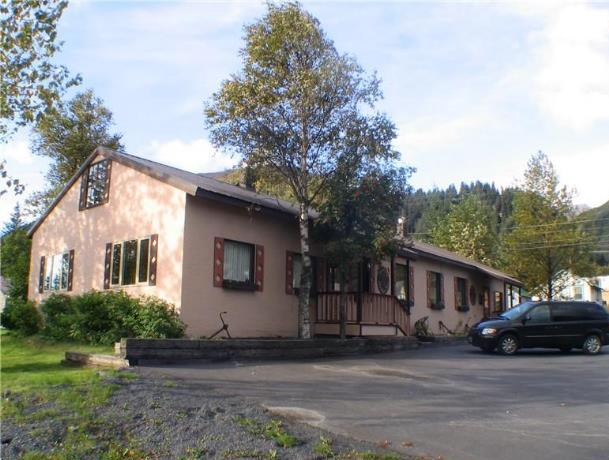 509 Jefferson Ave in Seward, AK - Foto de edificio