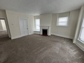 142 N Broad St in Grove City, PA - Building Photo - Building Photo