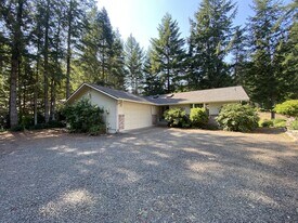 501 E Michelle Dr in Union, WA - Building Photo