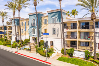 Plaza at Sherman Oaks in Sherman Oaks, CA - Foto de edificio - Building Photo