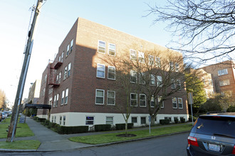 The Carlyle Apartments in Seattle, WA - Building Photo - Building Photo