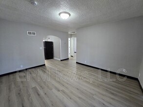 1125 N Barclay St in Waterloo, IA - Foto de edificio - Building Photo