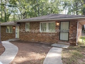 6505 Raymond Dr in Union City, GA - Building Photo