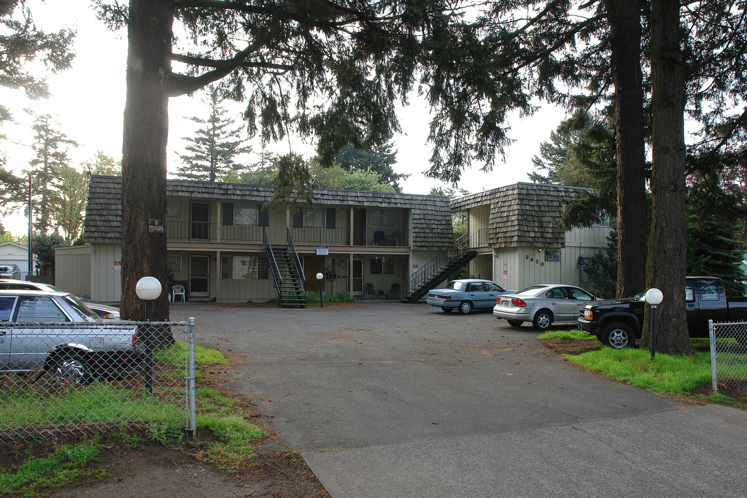 2420 SE 130th Ave in Portland, OR - Foto de edificio