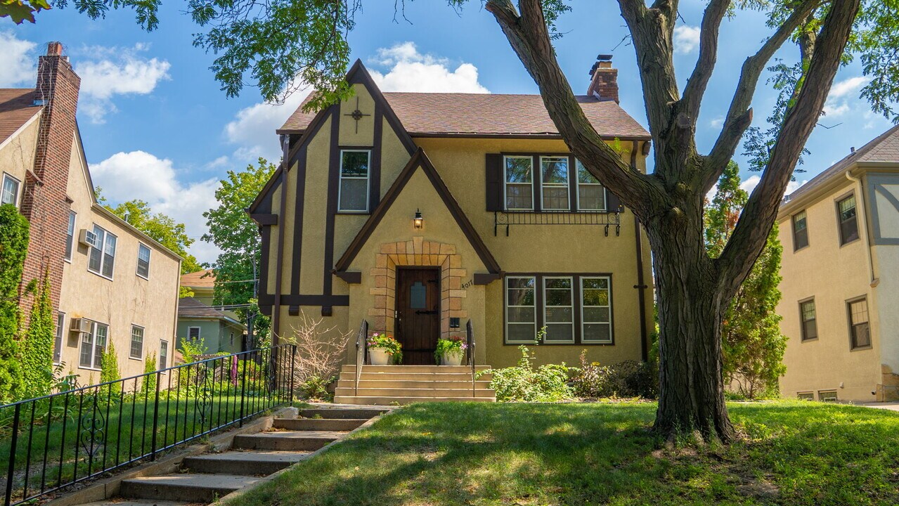 4017 DuPont Ave S, Unit Upper Unit in Minneapolis, MN - Building Photo