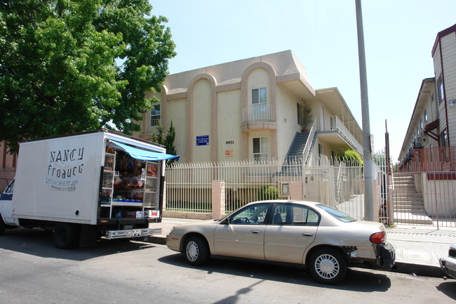 Vargas- Llosa in North Hills, CA - Foto de edificio - Building Photo