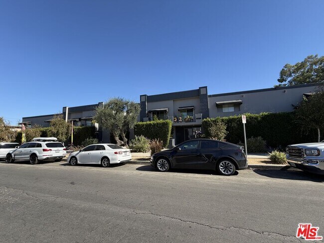 5730 Yolanda Ave in Los Angeles, CA - Building Photo - Building Photo