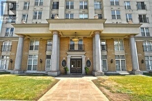 135 James St S in Hamilton, ON - Building Photo