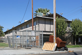 Twin Palms Apartments in Fresno, CA - Building Photo - Building Photo