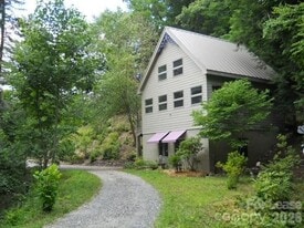 2208 Blue Rock Rd in Burnsville, NC - Building Photo