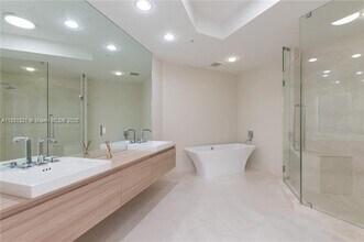 17111 Biscayne Blvd in Aventura, FL - Building Photo - Building Photo