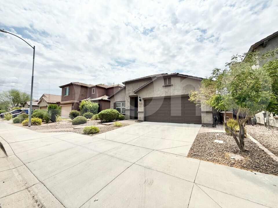 10831 W Bronco Trail in Peoria, AZ - Building Photo