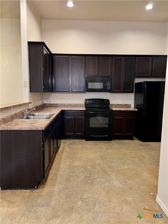 213 Anne Louise Dr in New Braunfels, TX - Building Photo