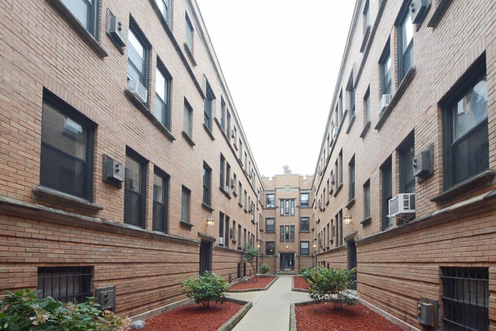 824 W Cornelia Ave in Chicago, IL - Building Photo