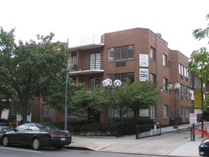 119-40 Metropolitan Ave in Kew Gardens, NY - Building Photo - Building Photo