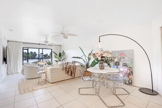 3525 S Ocean Blvd in South Palm Beach, FL - Foto de edificio - Building Photo