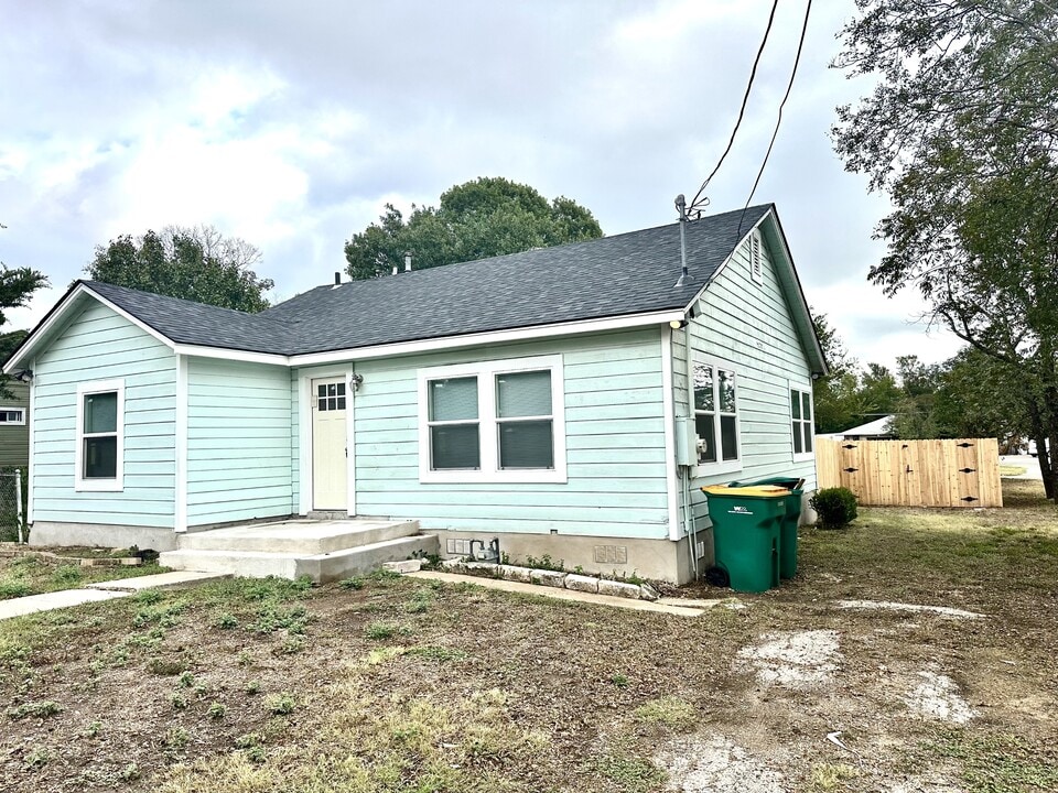 703 N Blair St in Belton, TX - Building Photo