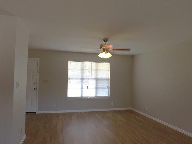 1211 Mulberry Dr in Marble Falls, TX - Building Photo - Building Photo