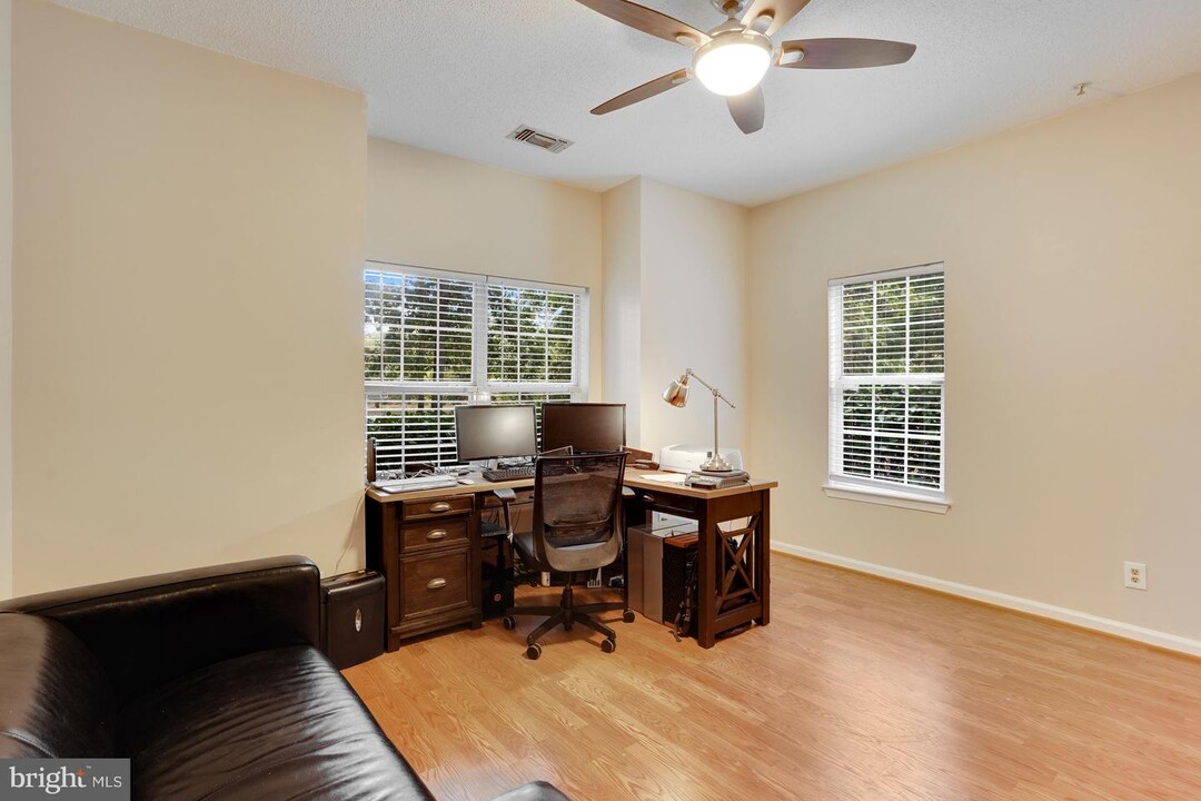 1720 Lake Shore Crest Dr-Unit -5 in Reston, VA - Building Photo