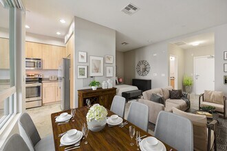 Urban Village Apartments in Long Beach, CA - Foto de edificio - Building Photo