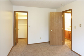 5015 SW 9th St in Des Moines, IA - Building Photo - Building Photo