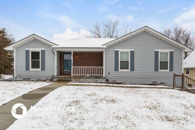 property at 905 NW Delwood Dr