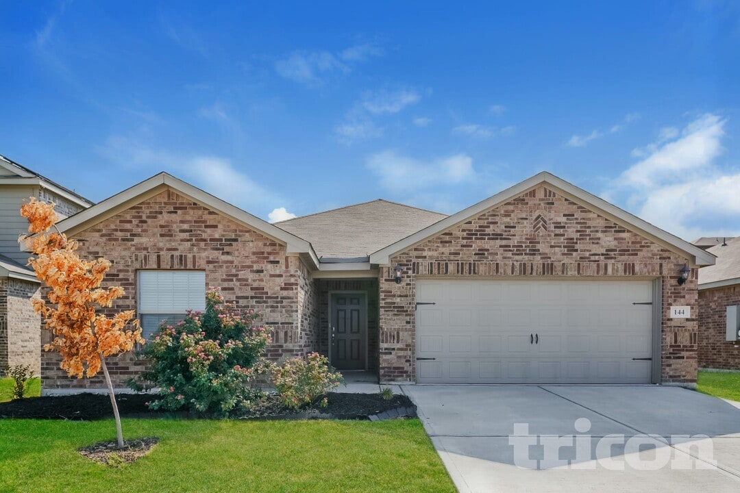 144 Bandana Cir in Newark, TX - Building Photo
