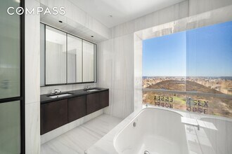 157 W 57th St in New York, NY - Building Photo - Building Photo