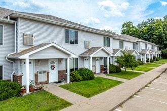 Cobblestone Apartments in Muscatine, IA - Building Photo - Building Photo