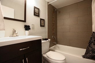 University Villa Apartments in St. Louis, MO - Foto de edificio - Interior Photo