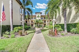 221 Fox Glen Dr in Naples, FL - Building Photo