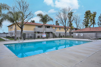 Silver Lake Apartments in Fresno, CA - Building Photo - Building Photo