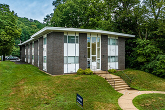 1215 S Dewey St Apartments in Eau Claire, WI - Foto de edificio - Building Photo