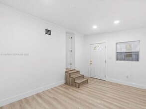 6318 NW 19th Ct in Miami, FL - Foto de edificio - Building Photo